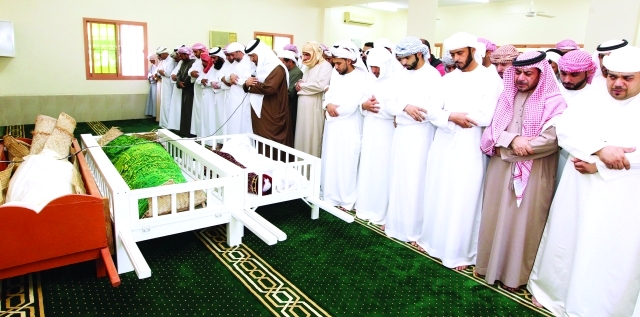 "■ خلال صلاة الجنازة على جثامين حادث وادي القور | تصوير: زيشان أحمد"