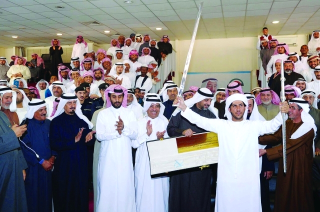 "■ خلال تتويج الفائز بالسيف في منافسات الأمس    |   البيان"