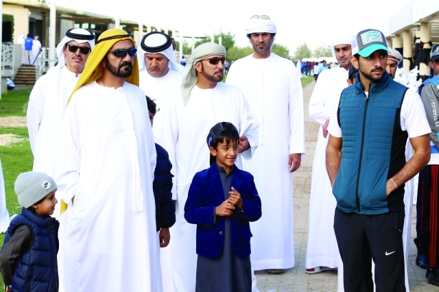 "■ محمد بن راشد وحمدان بن محمد يتابعان السباق بحضور سعيد الطاير وسلطان السبوسي | تصوير: موهان"