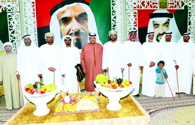 "سعيد بن طحنون مع الحضور في أفراح الكتبي"