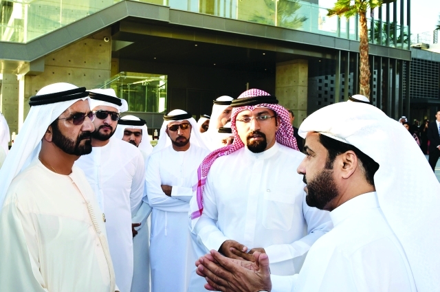"■ نائب رئيس الدولة ومكتوم بن محمد يستمعان من الحباي لشرح عن المجمع بحضور سلطان السبوسي"