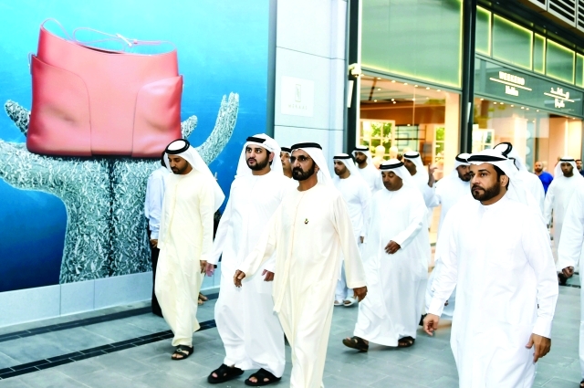 "■ محمد بن راشد خلال جولته في مجمع «سيتي ووك» يرافقه مكتوم بن محمد وعبد الله الحباي وخليفة سليمان | تصوير: محمد هشام"