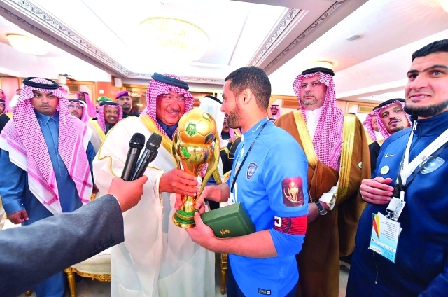 "■ الأمير محمد بن نايف يسلم الكأس لقائد الهلال | البيان"
