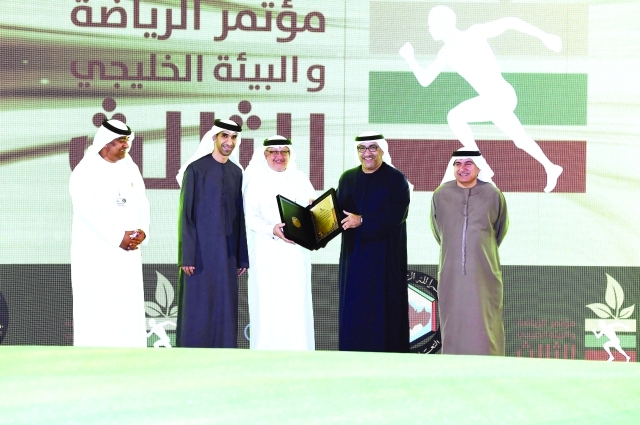 "■ العويس والزيودي خلال تكريم المشاركين بحضور عبد الملك والكمالي| البيان"