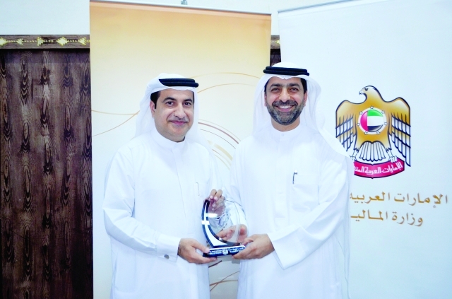 "Ⅶ يونس الخوري وعارف أهلي خلال الاجتماع التنسيقي أمس | البيان"