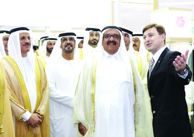 "■ حمدان بن راشد خلال افتتاح «جلفود 2016» يرافقه سلطان المنصوري | تصوير: خافيير ويلسون"