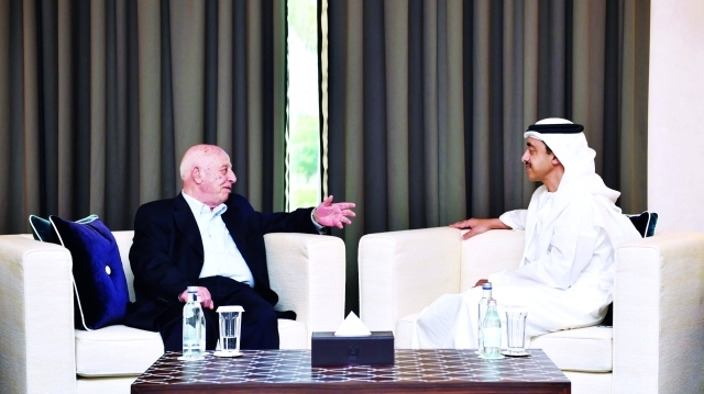 "■ عبدالله بن زايد مستقبلاً أحمد قريع | وام"