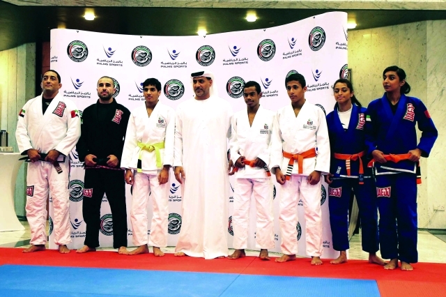 " الهاشمي مع أبطال وبطلات الإمارات في البطولة الماضية"