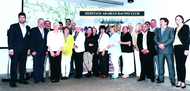 " لقطة جماعية للمشاركين في المؤتمر الدولي للخيول | البيان"