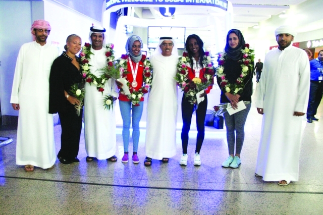 " الكمالي يتوسط البعثة الذهبية عقب وصولها إلى مطار دبي   |   البيان"