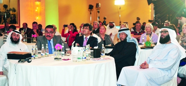 "■ سلطان بن زايد يستمع لآراء المختصين في تربية الخيول | البيان"