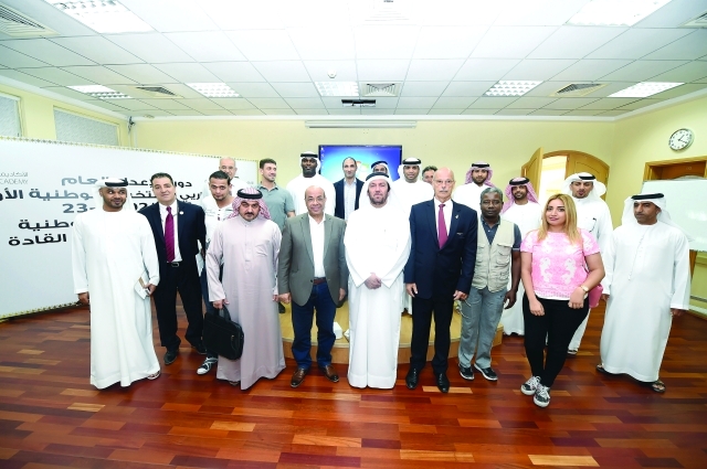 "■ جاني مع المشاركين في الدورة | البيان"