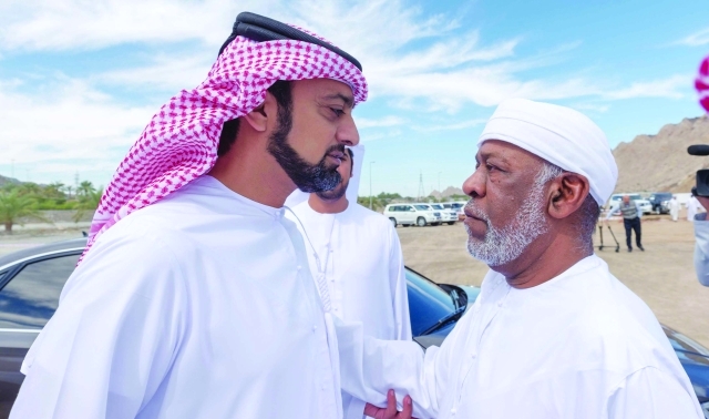 "■ ولي عهد عجمان مواسياً والد الشهيد"