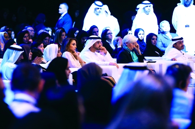 "■ حمدان بن محمد خلال المنتدى بحضور الملكة رانيا وعبدالله بن زايد وأحمد بن سعيد وكريستين لاغارد ومنى المري | تصوير: خليفة اليوسف وخليفة عيسى"