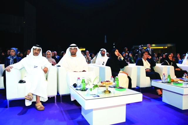 "■ سلطان الجابر وريم الهاشمي وأحمد الزعابي خلال انطلاق المنتدى"