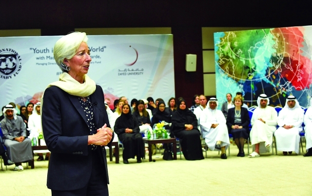 "■ لاغارد خلال الحلقة النقاشية بحضور لبنى القاسمي وأعضاء الهيئتين الإدارية والتدريسية بالجامعة"