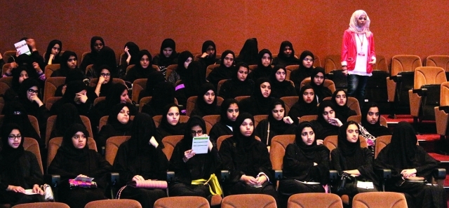 أكاديميون: تمكين المرأة الإماراتية تجربة فريدة