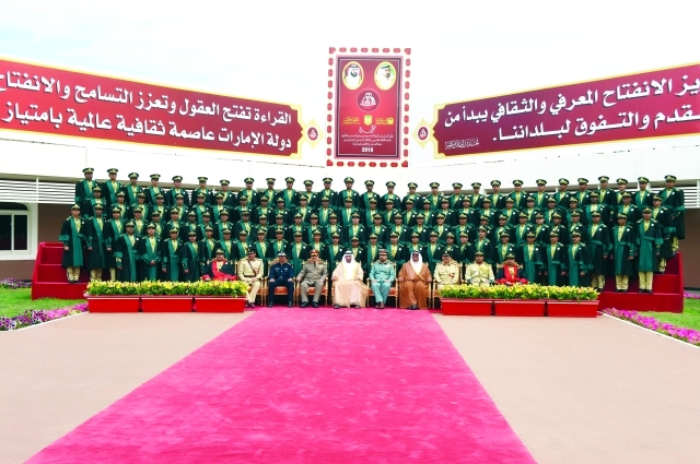 "■ حمدان بن محمد في لقطة جماعية مع الخريجين بحضور ضاحي خلفان وسيف الشعفار وخميس المزينة وقيادات أكاديمية شرطة دبي وعدد من القيادات الشرطية   |   تصوير: محمد هشام"