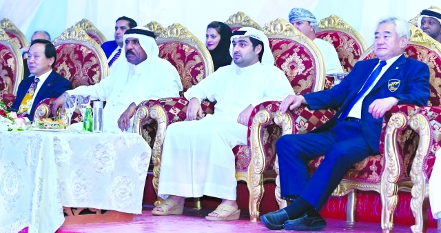 "■ راشد بن حمد يتابع افتتاح البطولة بحضور ناصر عبد الرزاق وتشو | تصوير: زيشان أحمد"