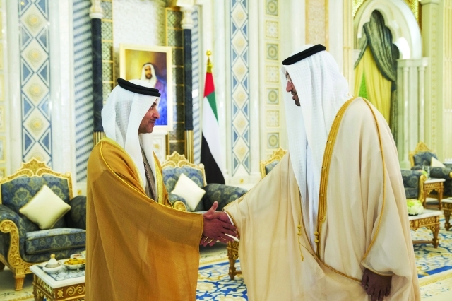 "هزاع بن زايد مصافحاً سلطان الجابر"