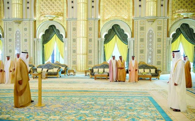 "محمد بن زايد يستمع لأداء اليمين من رياض عبد الرحمن المبارك"
