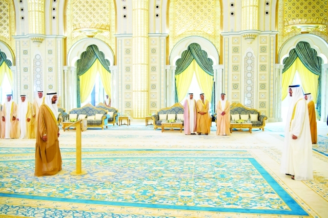 "محمد بن زايد بحضور هزاع وسيف ومنصور وعبد الله بن زايد خلال أداء علي النعيمي اليمين القانونية"