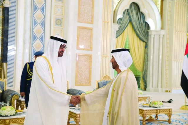 "محمد بن زايد مصافحاً سعيد عيد الغفلي"