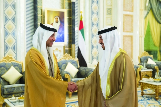 ".. سموه مرحباً بأحد الضيوف"