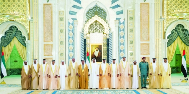 "محمد بن زايد متوسطاً أعضاء المجلس التنفيذي لإمارة أبوظبي بعد أداء اليمين القانونية | وام"