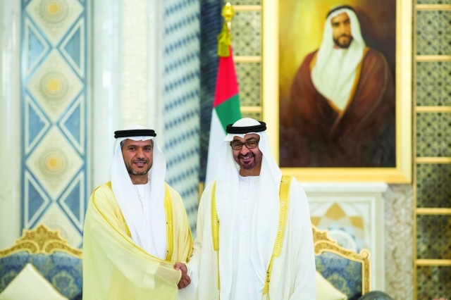 "محمد بن زايد مصافحاً عويضة مرشد المرر"