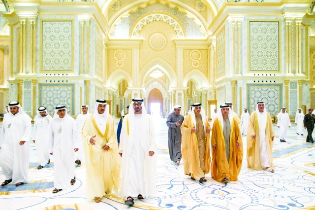 "محمد بن زايد لدى وصوله إلى القصر الرئاسي يرافقه هزاع ومنصور بن زايد ومحمد بن خليفة وأحمد الزعابي"