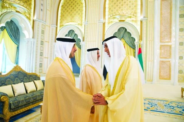 "منصور بن زايد يصافح جبر السويدي"
