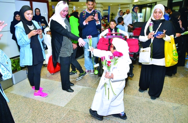 "إستقبال القادمين من الكويت بالورود في المطار"