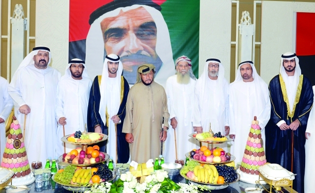 "سموه يتوسط العريسين والحضور في أفراح الساعدي والشامسي"