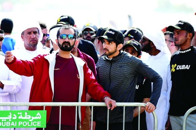 "محمد بن راشد في حديث مع حمدان بن محمد خلال السباق | تصوير: محمد هشام"