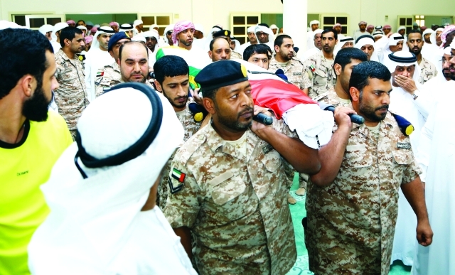 "■ رفاق السلاح يحملون جثمان الشهيد الى مثواه الأخير"