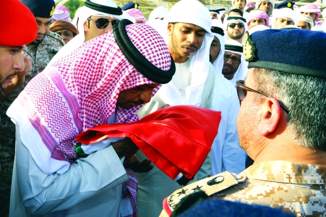 "■ ذوو الشهيد يتسلمون علم الدولة"