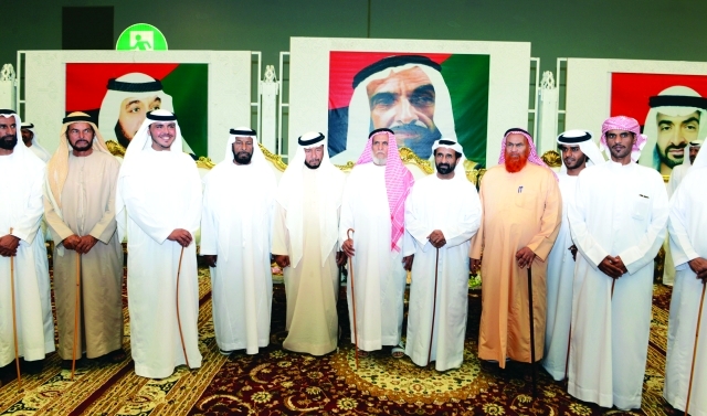 "■ سلطان بن زايد خلال الحفل بحضور مسلم بن حم ومحمد بن ركاض | وام"
