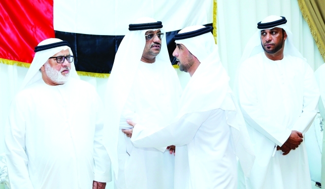 "والد الشهيد وأسرته يتقبلون تعازي المواطنين"