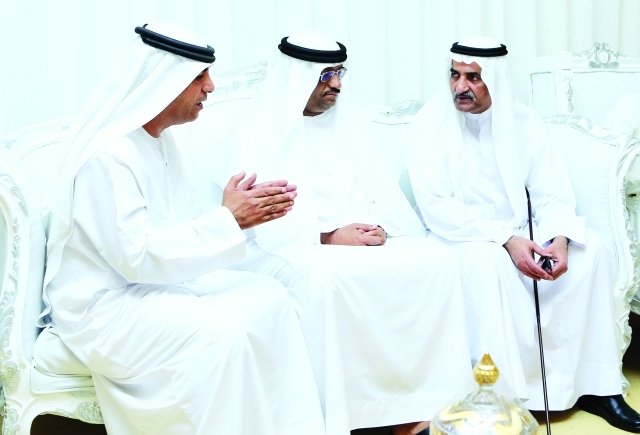 "حمد بن محمد الشرقي مع والد الشهيد | تصوير: زيشان أحمد"