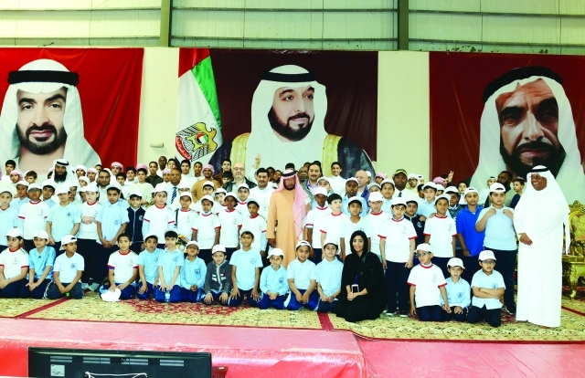 "■ سلطان بن زايد يتوسط الوفود المدرسية | البيان"