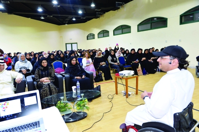 "■ ماجد العصيمي يشرح للحاضرين في الدورة | البيان"