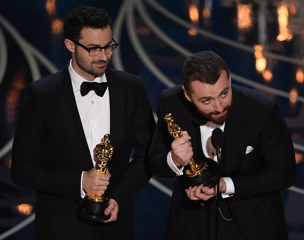 "جائزة أفضل أغنية أصلية من نصيب أغنية \"رايتنغ أون ذا وول\" من فيلم \"سبيكتر\" من أداء البريطاني سام سميث"