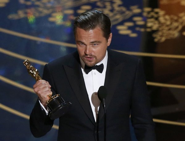 "جائزة أفضل ممثل بدور رئيسي من نصيب ليوناردو دي كابريو عن دوره في فيلم \"ذا ريفينانت\" #Oscars"