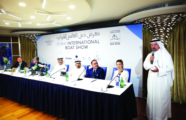 "■ سعيد حارب يقدم شرحاً عن المعرض بحضور ضيوف المؤتمر | البيان"