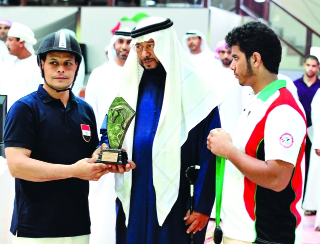 "■ سلطان بن زايد خلال تتويجه الفائزين | البيان"
