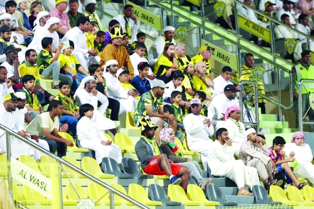 "■ جمهور الوصل يودع الاستاد القديم في لقاء الإمارات | البيان"