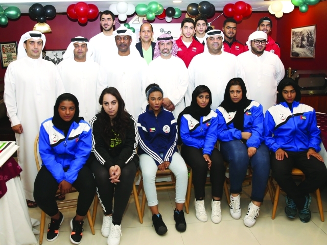 "■ سلطان بن مجرن والأعضاء مع لاعبات ولاعبي منتخب الأثقال | البيان"