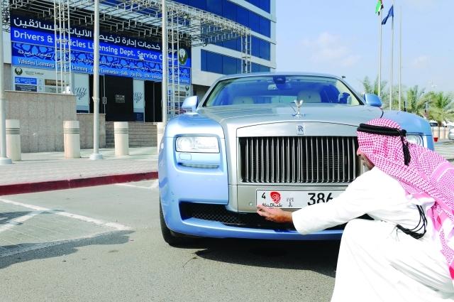 "■ أحد الأشخاص يعاين اللوحة الجديدة على مركبته | من المصدر"