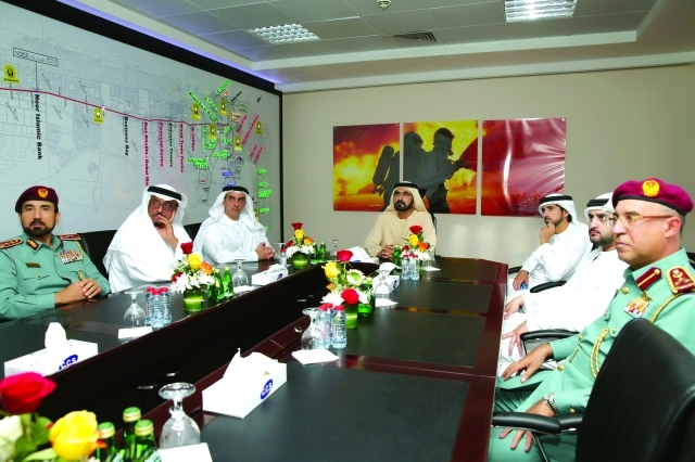 "■ محمد بن راشد وحمدان ومكتوم بن محمد وسيف بن زايد وضاحي خلفان وسيف الشعفار يتابعون شرحاً عن خدمات الإدارة"